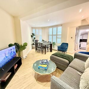 3 Bedroom Apartment With Private Terrace In Pimlico, Westminster, Victoria